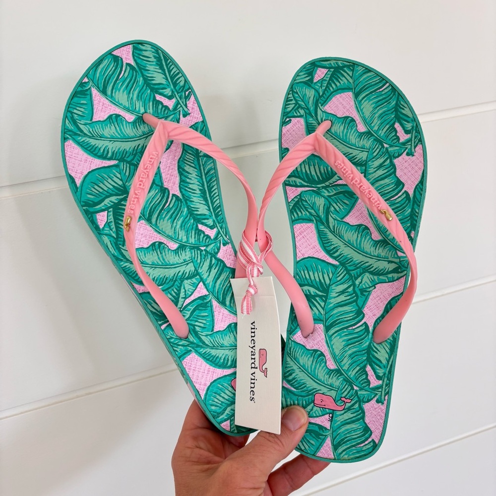 NEW Vineyard Vines Tropical Pink and Green Hibiscu Leaf Printed Flip Flop Size 9